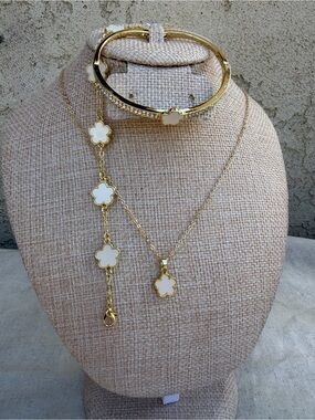 New Gold & White Clover Pendant Necklace, Bracelet and Bangle Set